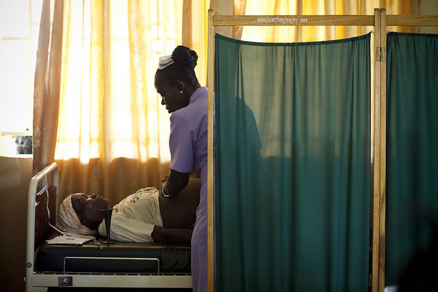 Student midwife examining a pregnant woman in Sierra Leone (Flickr/H6 Partners/Abbie Trayler-Smith CC BY-NC-ND 2.0)