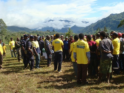 Voters and polling officials at a field in Highlands PNG (Flickr/Commonwealth Secretariat CC BY-NC-ND 2.0)