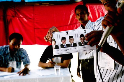 An Indonesian official shows a ballot paper to observers. Photo: Getty Images