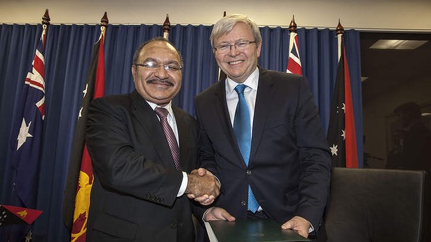 PNG Prime Minister Peter O'Neill and Australian Prime Minister Kevin Rudd at the signing of the new PNG asylum deal