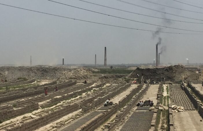 Brick kilns in Bangladesh (image: Bharadwaj & Bhattacharjee/IIP)