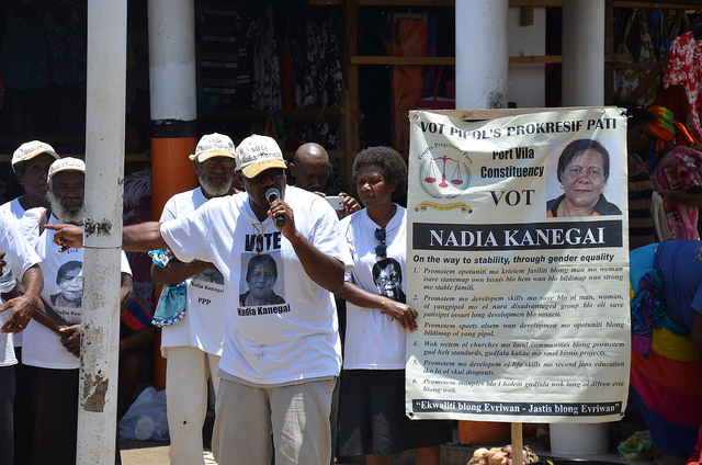 Campaigning at Port Vila market, 2016 elections (Flickr/Commonwealth Secretariat)