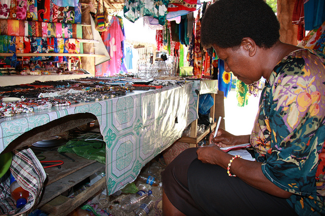 Pacific Women in Private Sector Development, Port Vila handicraft seller totals a bill, 2009 (Flickr/DFAT/AusAID CC BY 2.0)
