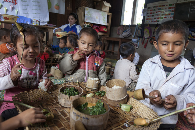 Laos: nutritious meals are bringing more children to school (Flickr/World Bank/Bart Verweij CC BY-NC-ND 2.0)