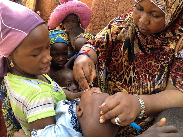 Polio vaccination in Sokoto, Nigeria 2014 (Flickr/CDC Global CC BY 2.0)