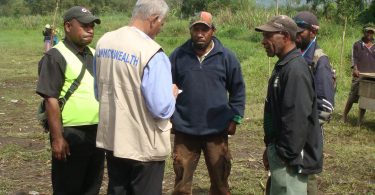 Commonwealth observer speaks with voters in Hela Province, 2012 (Treva Braun/Commonwealth Secretariat/Flickr CC BY-NC-ND 2.0)