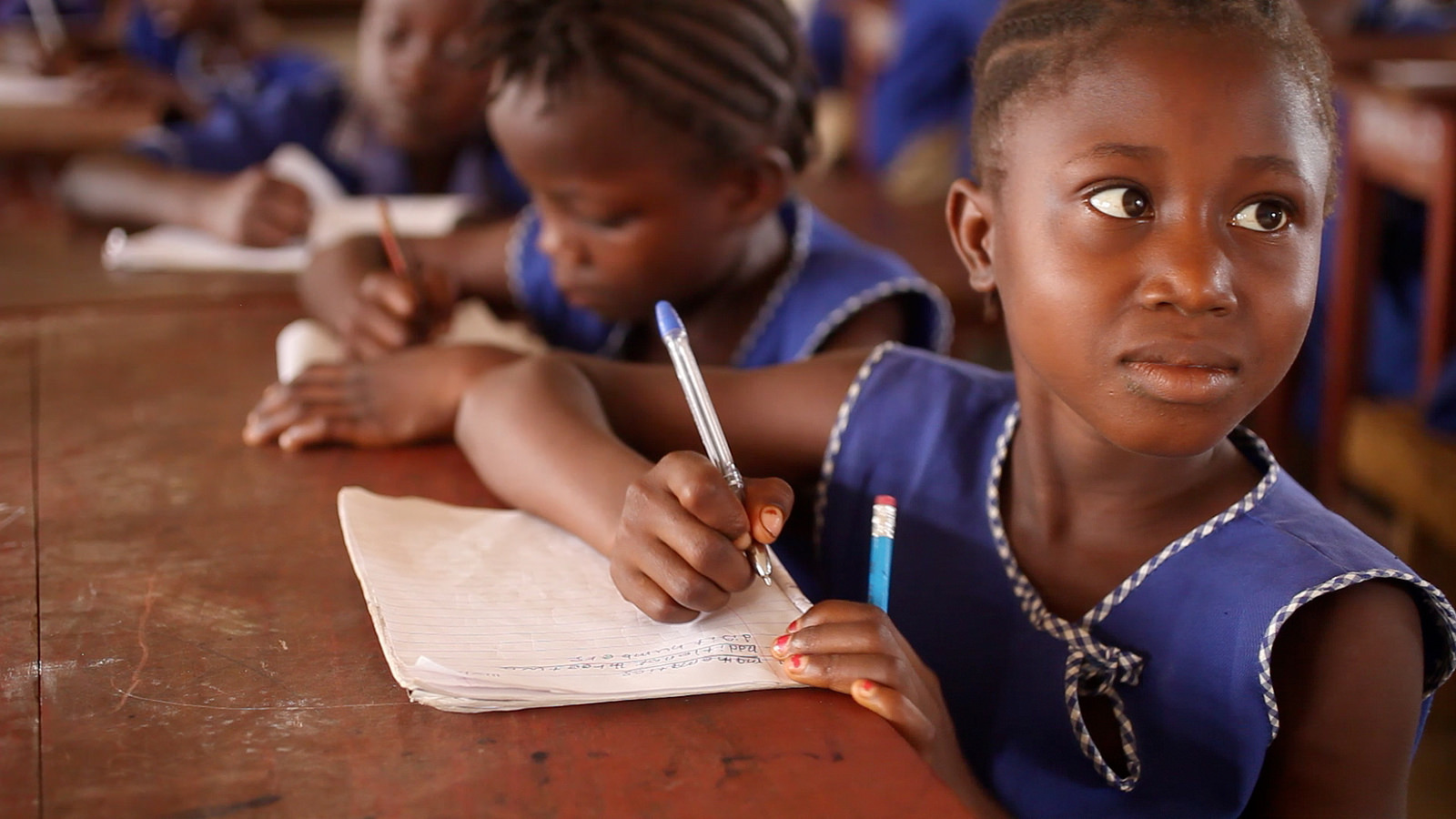 Girl writing in a school in Sierra Leone (GPE/Stephan Bachenheimer CC BY-NC-ND 2.0)