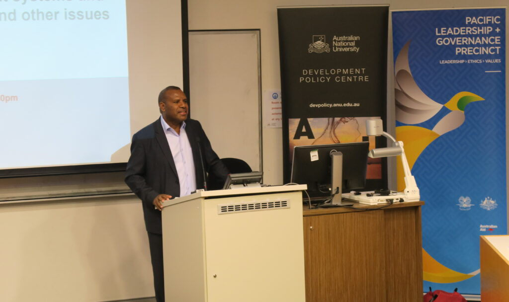 Dr Eric Kwa delivering a lecture at the Development Policy Centre, ANU on 15 November 2017