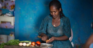 Netsanet preparing food as per lessons learned from health extension workers (Sekota Wereda, Hamusit Kebele/UNICEF/Ethiopia/Nahom Tesfaye/Flickr/CC BY-NC-ND 2.0)