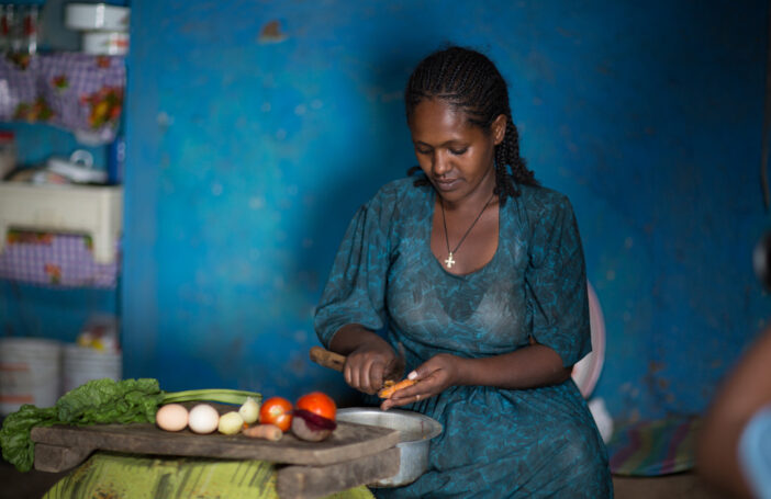 Netsanet preparing food as per lessons learned from health extension workers (Sekota Wereda, Hamusit Kebele/UNICEF/Ethiopia/Nahom Tesfaye/Flickr/CC BY-NC-ND 2.0)