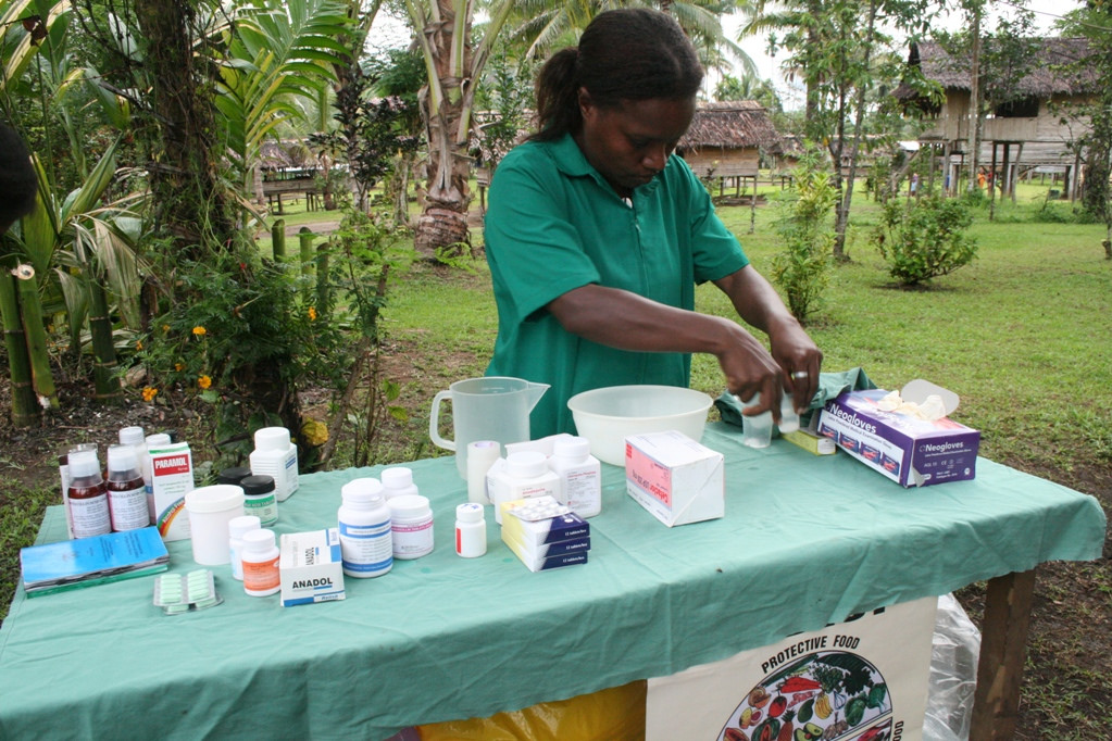 Nurse sets up for a village health clinic, PNG 2009 (DFAT/Flickr/CC by 2.0)