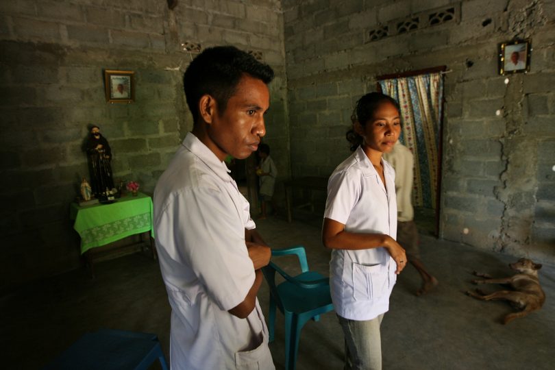 Trainee doctor visits a residence to talk about importance of sanitation (Dean Sewell/oculi/Agence Vu for WaterAid/DFAT/Flickr/CC BY 2.0)