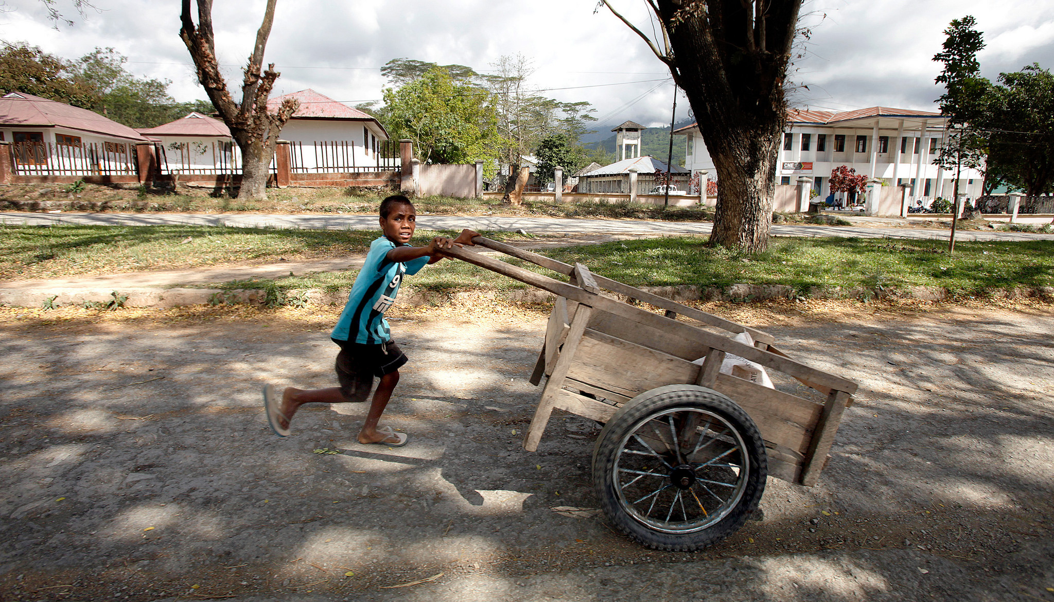 Boy pushes a cart on the streets of Talimoro, Dili, Timor-Leste (Asian Development Bank/Flickr/CC BY-NC-ND 2.0)