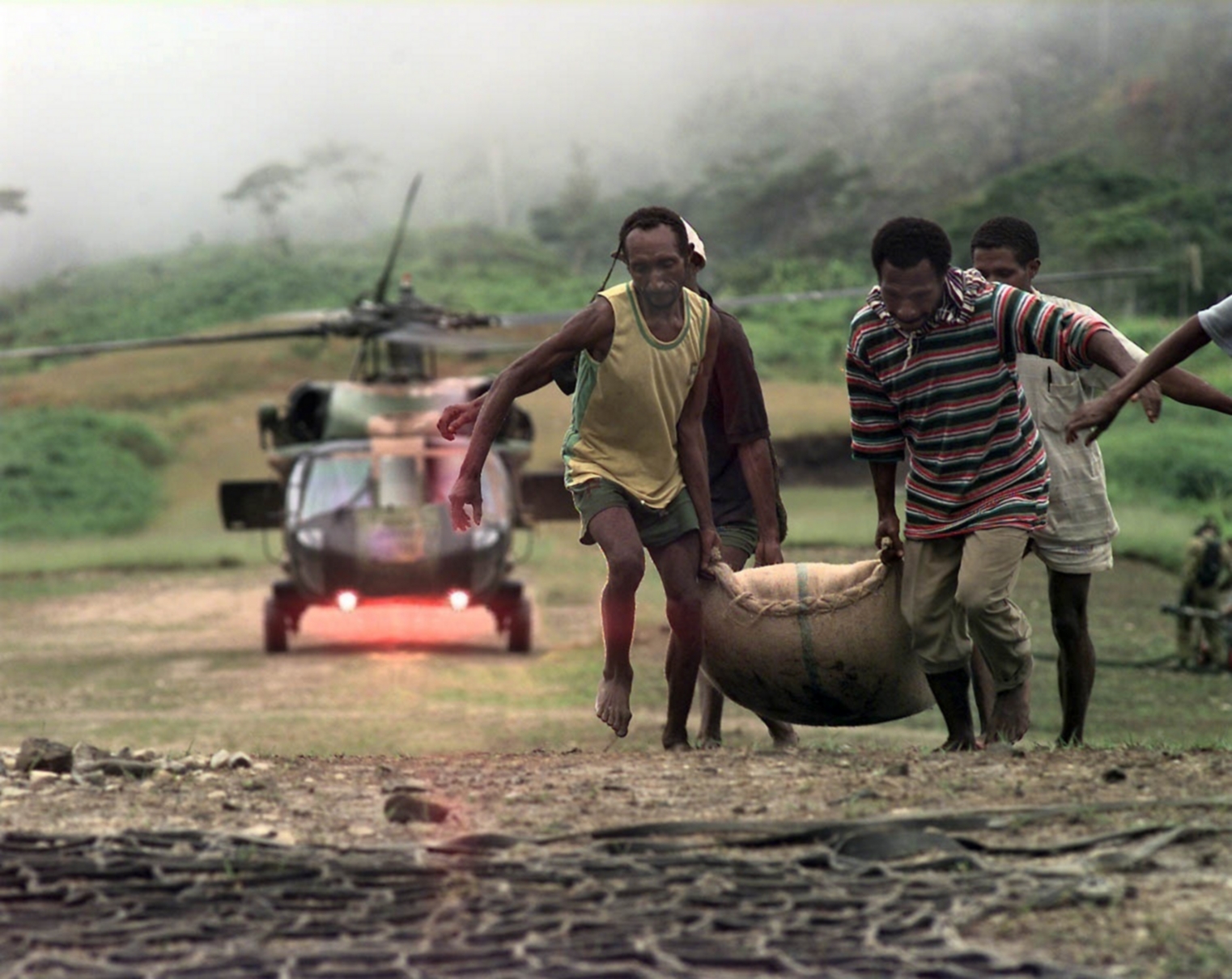 Delivering food aid to PNG, 1997 (DFAT/Flickr/CC BY 2.0)