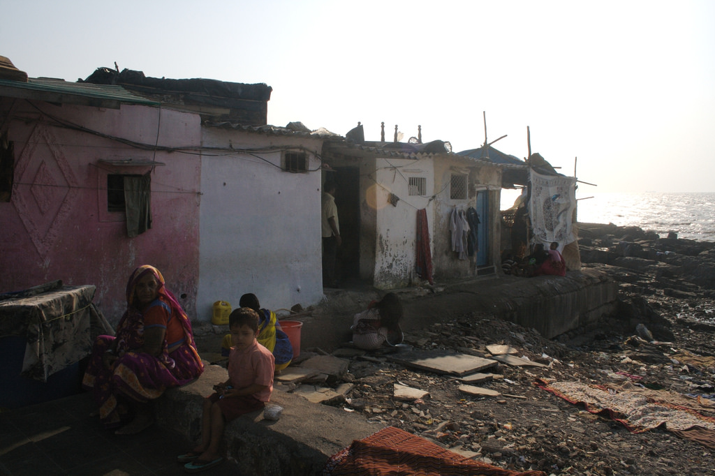 Slum near Banganga Tank in Malabar Hill, Mumbai (Jeremy Higgs/Flickr/CC BY-NC-ND 2.0)
