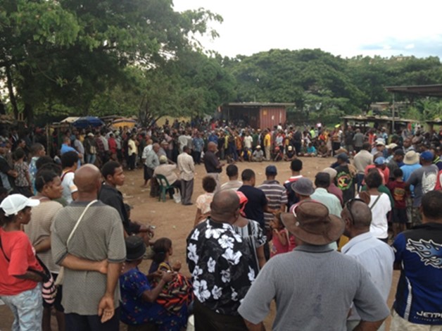 A mediation ceremony in a Port Moresby settlement in 2013, several months after a violent incident between two people from different ethnic groups (Credit: Michelle Rooney)