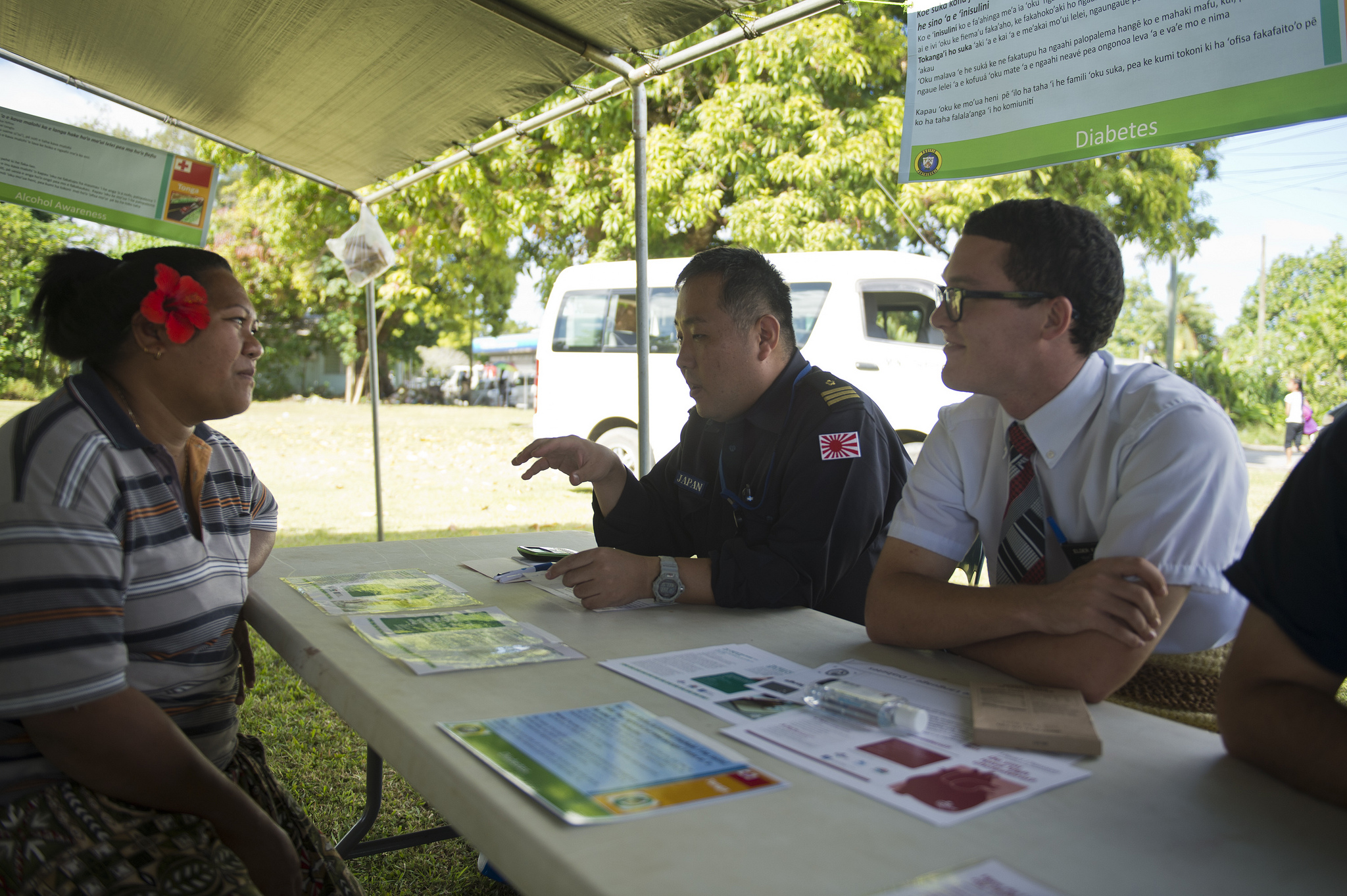 Discussing diabetes prevention at a health fair in Tonga during Pacific Partnership 2013 (US Pacific Fleet/Flickr/CC BY-NC 2.0)