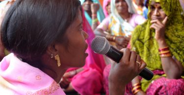Somwati Bai leads a gram sabha meeting in Madhya Pradesh, India (UNDP/Flickr/CC BY-NC-ND 2.0)