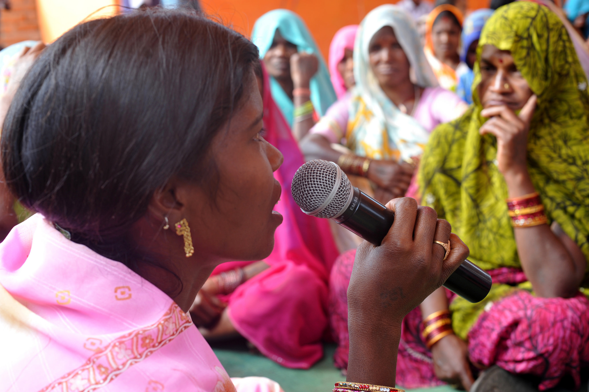 Somwati Bai leads a gram sabha meeting in Madhya Pradesh, India (UNDP/Flickr/CC BY-NC-ND 2.0)