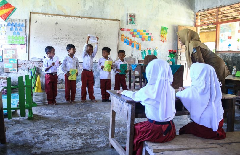 Ibu Nurdiana, a teacher involved in the INOVASI Bima pilot, teaches strategies for language and learning in the classroom (Credit: INOVASI)