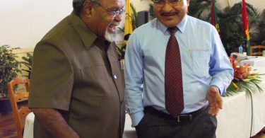 Former PNG PM Michael Somare (left) with current PM Peter O'Neill (right) (Credit: PNG Blogs)