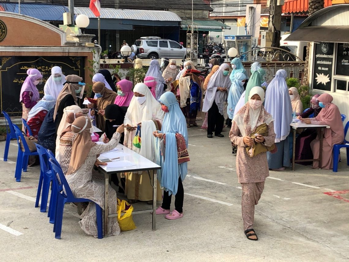 Muslim women in Thailand’s Yala province queuing for seat designation at the Central Mosque for a mass prayer at the end of Ramadan (Photo: Don Pathan)