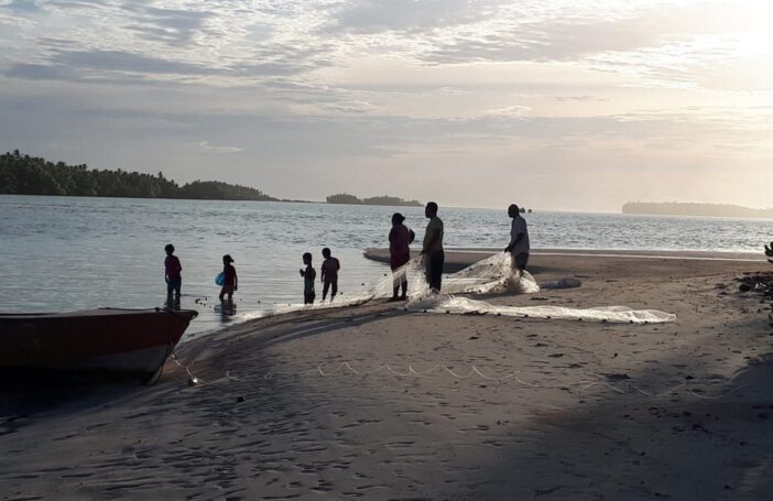 Family fishing on Funafala, Tuvalu (Credit: Carol Farbotko)