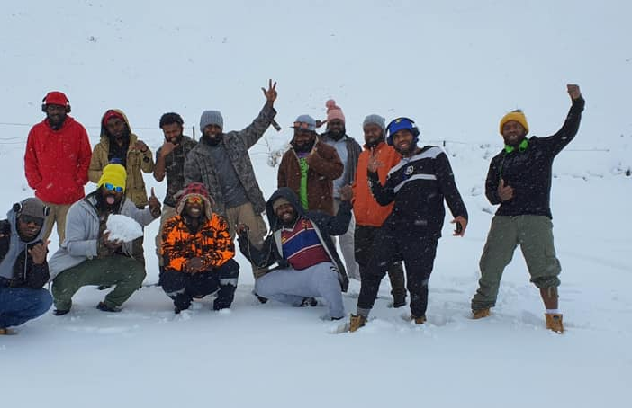 Workers being transferred from Central Otago to Blenheim and enjoying the snow on the way (Credit: Saksak Temar)