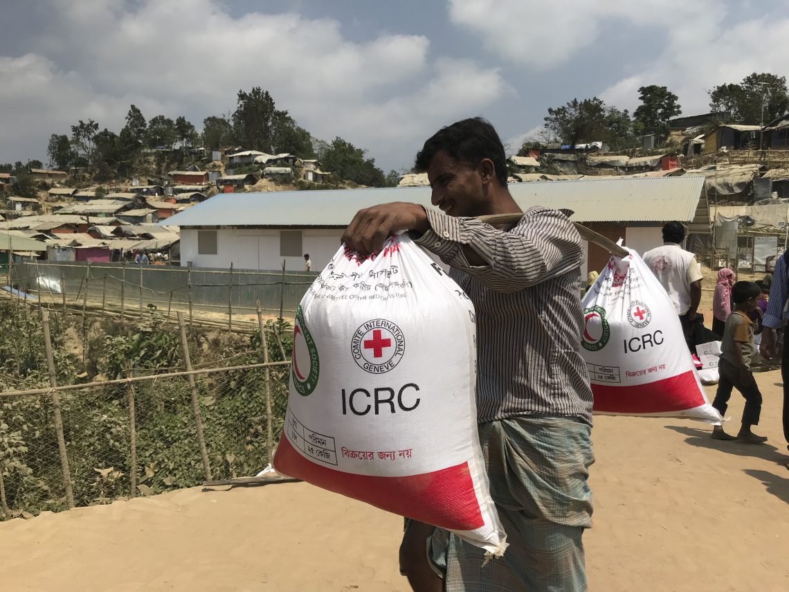 Man carrying two ICRC BRCS food bags (ICRC)