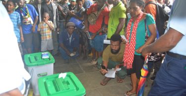 People gather for the 2017 PNG elections (Terence Wood)