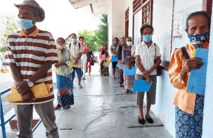 People queue outside the cash distribution centre at Suco Dato, Liquica Municipality, Timor-Leste