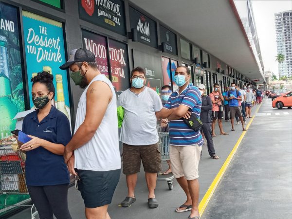 Crowds line up outside a Suva supermarket, masked up but not maintaining physical distancing prior to it being shut down for deep cleaning after four staff tested positive to COVID-19 (Credit: Sadhana Sen)