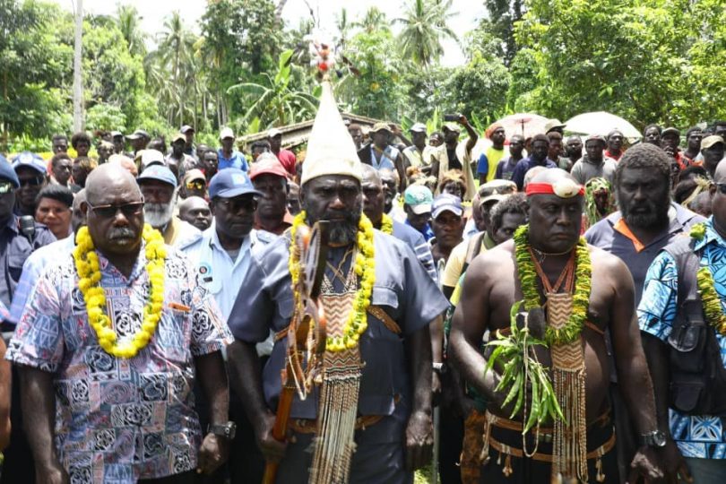 Bougainville President Ishmael Toroama (centre) at a reconciliation ceremony in Tonu