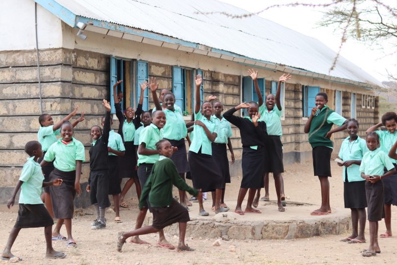 Schoolchildren in front of the Samburu school (Katarzyna Rybarczyk)