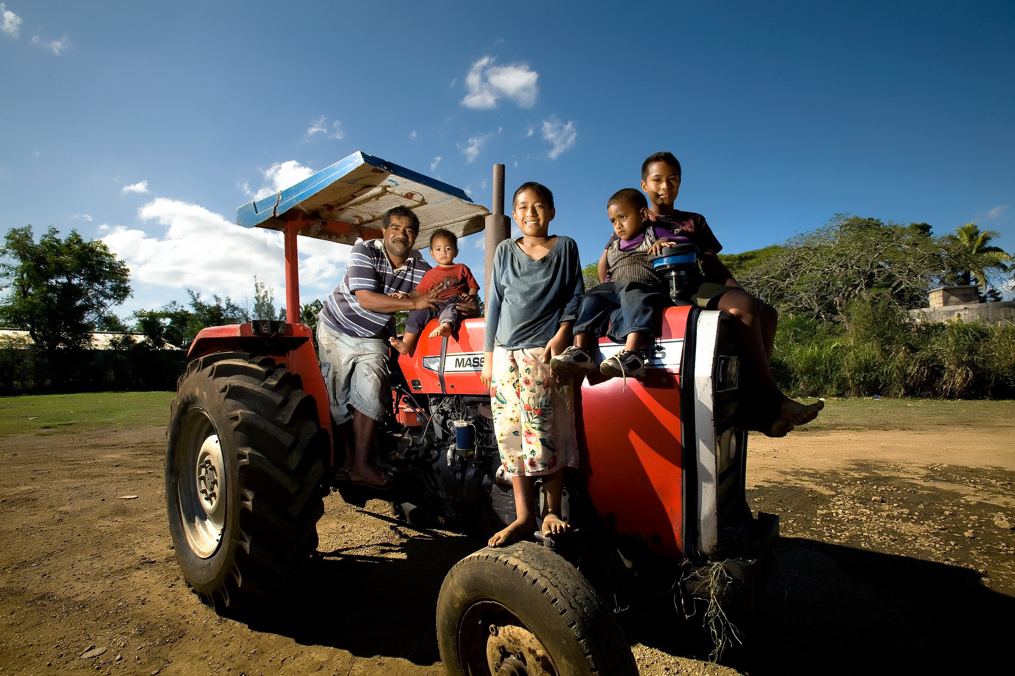 Farmer Sione Vaianginam with his children on their tractor in Nuku'alofa (ADB-Flickr)
