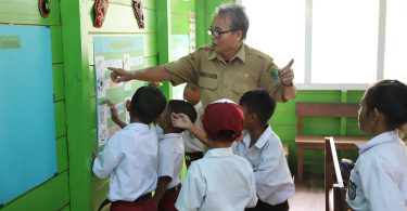 Pak Kuleh, a primary teacher in North Kalimantan, teaching literacy (INOVASI)