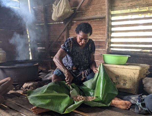 Preparing sago in Western Province, PNG (Mikaela Seymour)