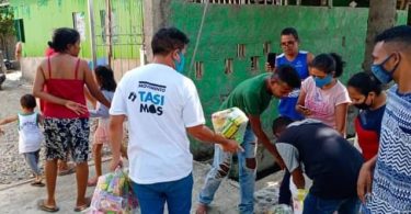 Volunteers from Timor-Leste's 'Clean Seas Movement' (Movimento Tasi Mos) help distribute supplies in the aftermath of the April flood