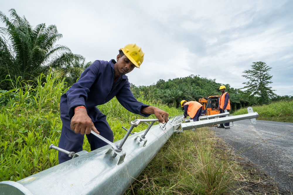 Workers at PNG Power Ltd, a state-owned enterprise (Asian Development Bank)