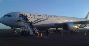 Air New Zealand plane boarding in the Pacific (Sarah Kelemen Garber-Flickr)
