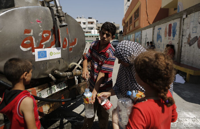 Oxfam and local partner YEC are delivering safe water to more than 40,000 people who were forced to flee their homes. Here, Oxfam teams deliver water to a school in Beach Refugee Camp.