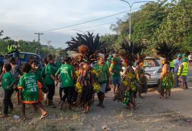 Supporters gearing up for a campaign rally in PNG 2022 (Roan Paul)