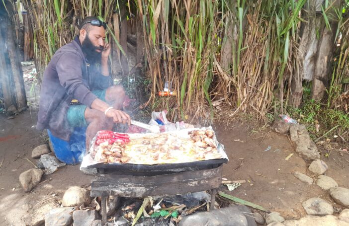 Man cooking food in Port Moresby, PNG (Paul Maina)