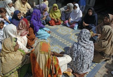 Women in Lahore, Pakistan (Marcel Crozet-ILO-Flickr)