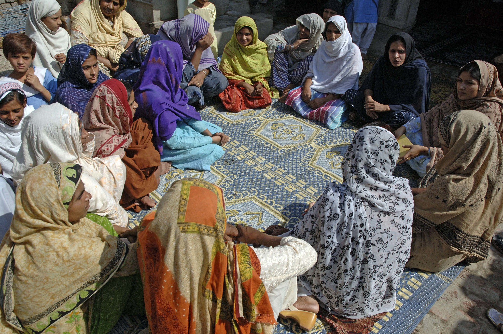 Women in Lahore, Pakistan (Marcel Crozet-ILO-Flickr)