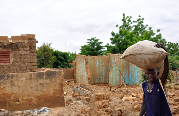 Damage from flooding in Saga area, Niamey, Niger in 2012 (Valérie Batselaere-Oxfam International-Flickr)