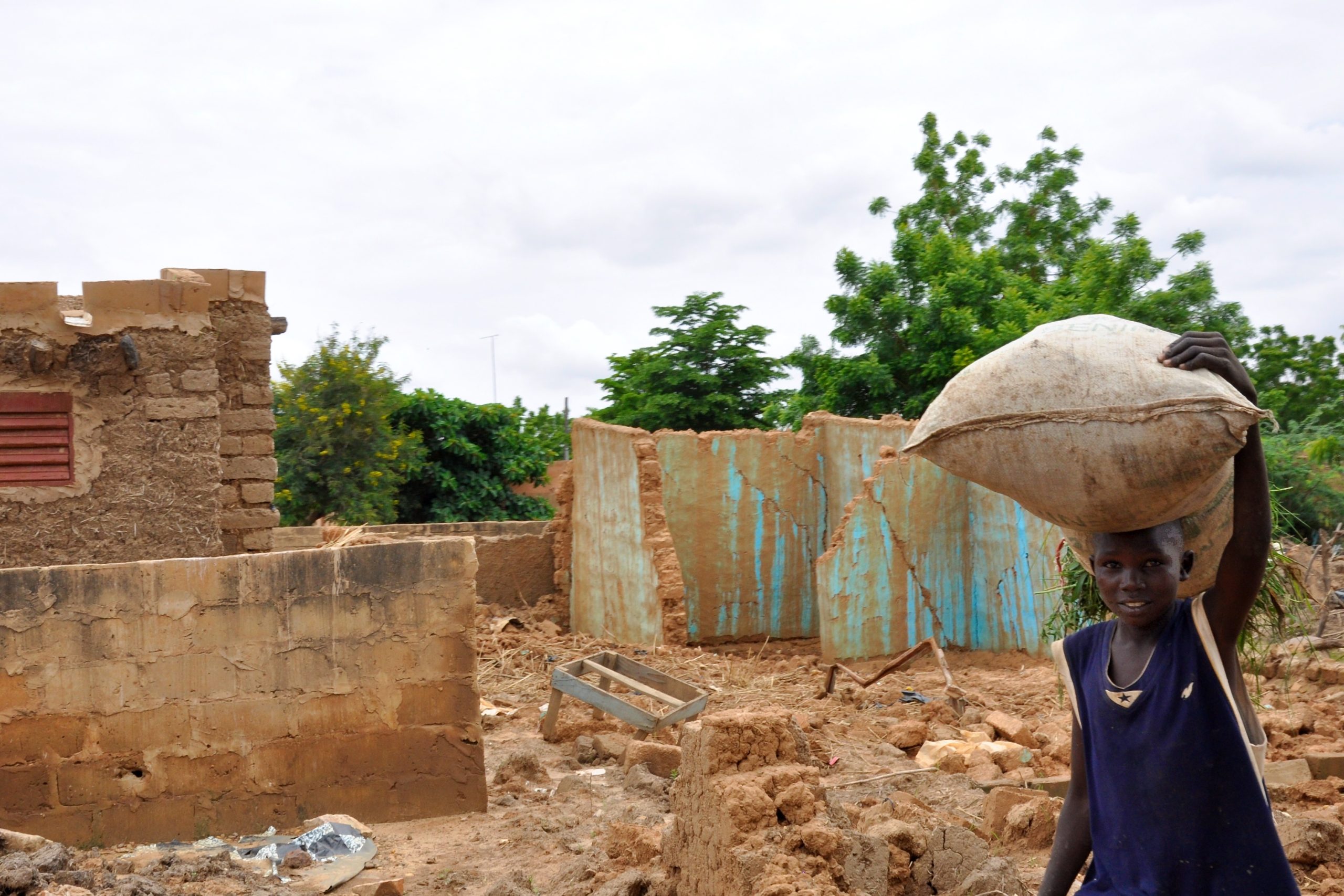 Damage from flooding in Saga area, Niamey, Niger in 2012 (Valérie Batselaere-Oxfam International-Flickr)