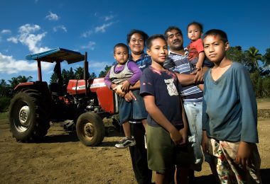 Farmer Sione Vaianginam with his children in Nuku'alofa, Tonga (Asian Development Bank-Flickr)