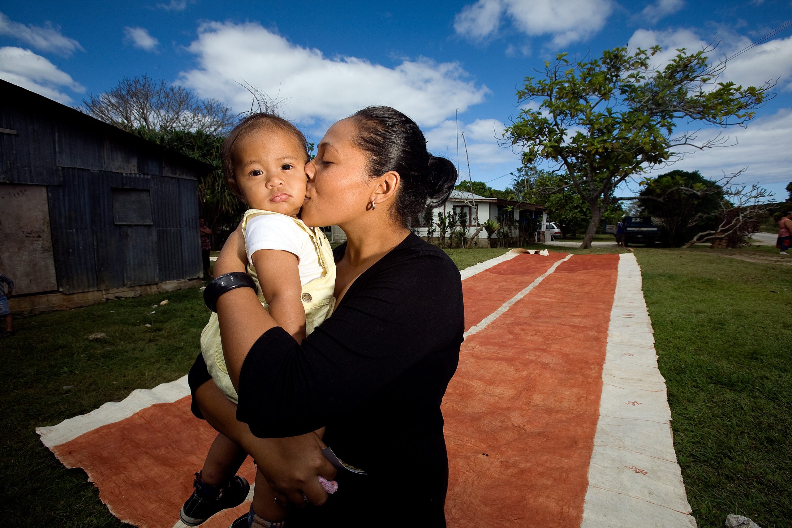 Mother and daughter in Tonga (Asian Development Bank-Flickr)