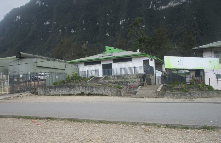 BSP office and, PostPNG office in Paiam Town, Porgera District, Enga Province (Kamaini.wane-Wikimedia Commons)